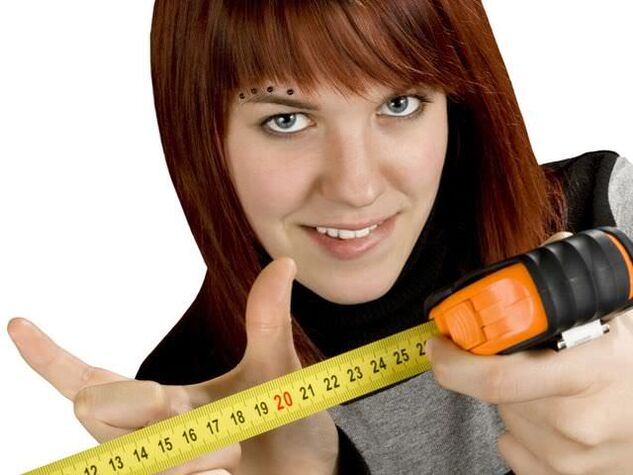 dziewczyna pokazuje mały rozmiar penisa, jak powiększyć