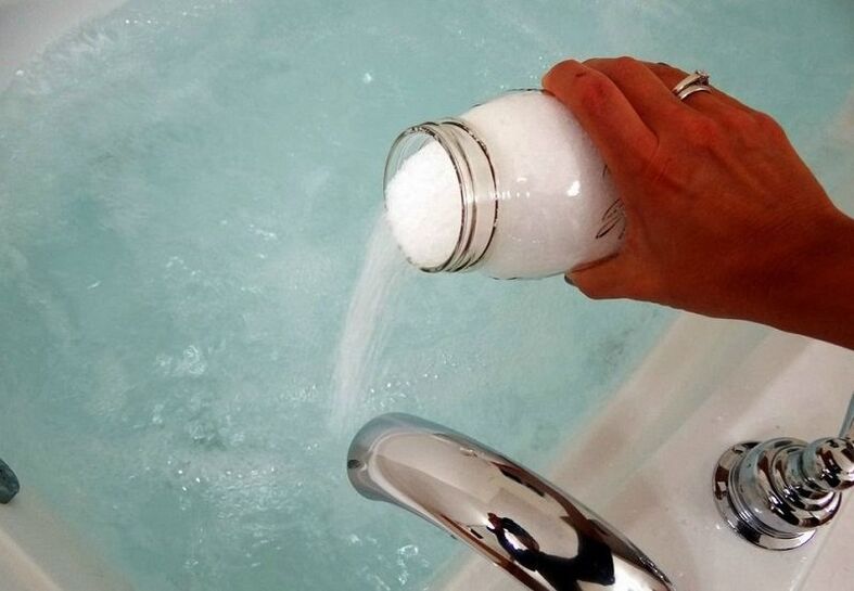 Wzięcie kąpieli z sodą oczyszczoną w celu powiększenia penisa