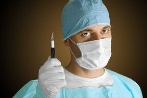 Chirurg wykonujący operację powiększania penisa z powodów medycznych