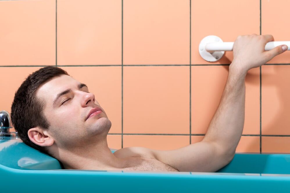 mężczyzna kąpie się z sodą oczyszczoną, aby powiększyć penisa